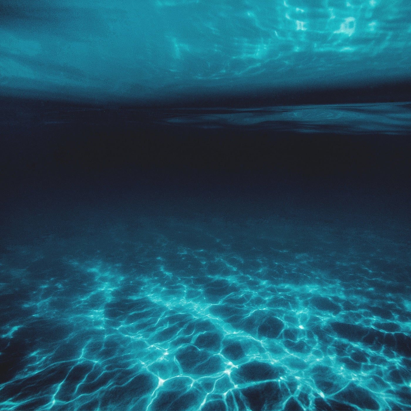 Включи глубок. Лучи под водой. Атмосфера под водой. Deep Ocean photo.