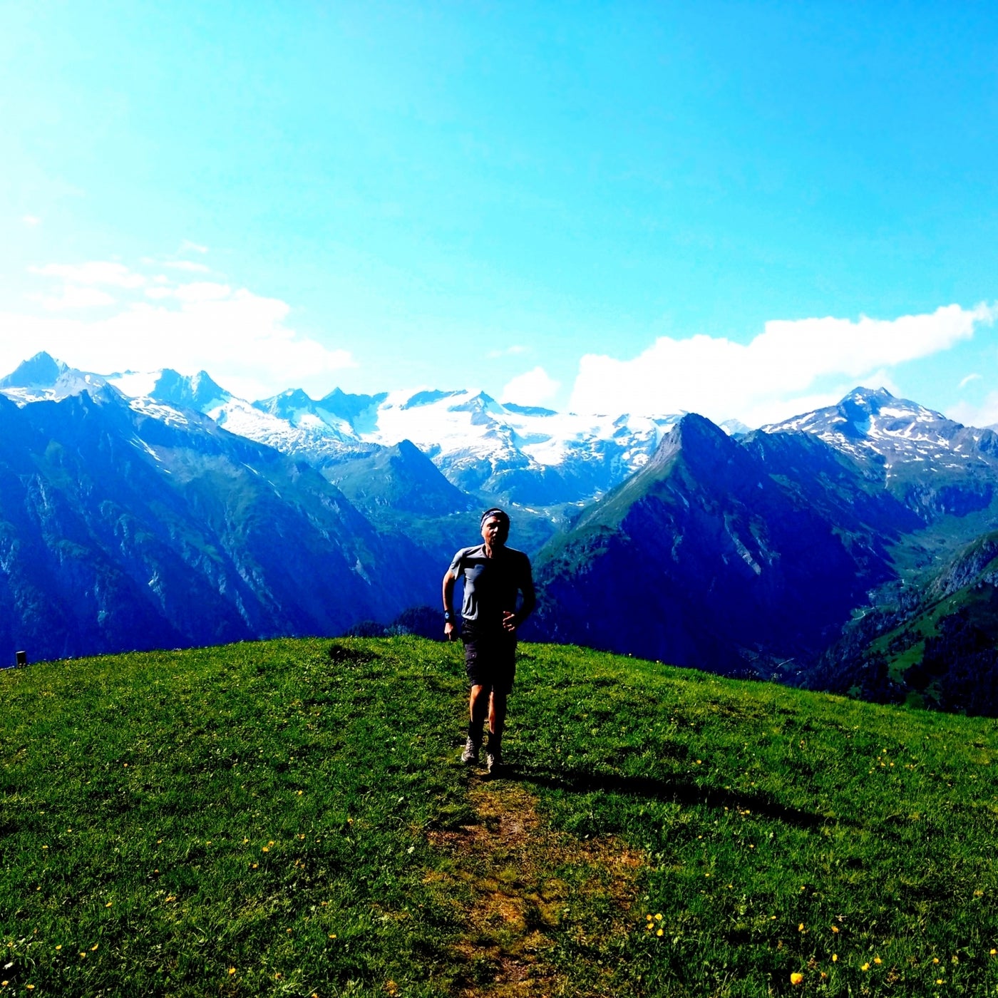 Raus Ins Gebirge.. In Die Berge (Minimal Techno horen)