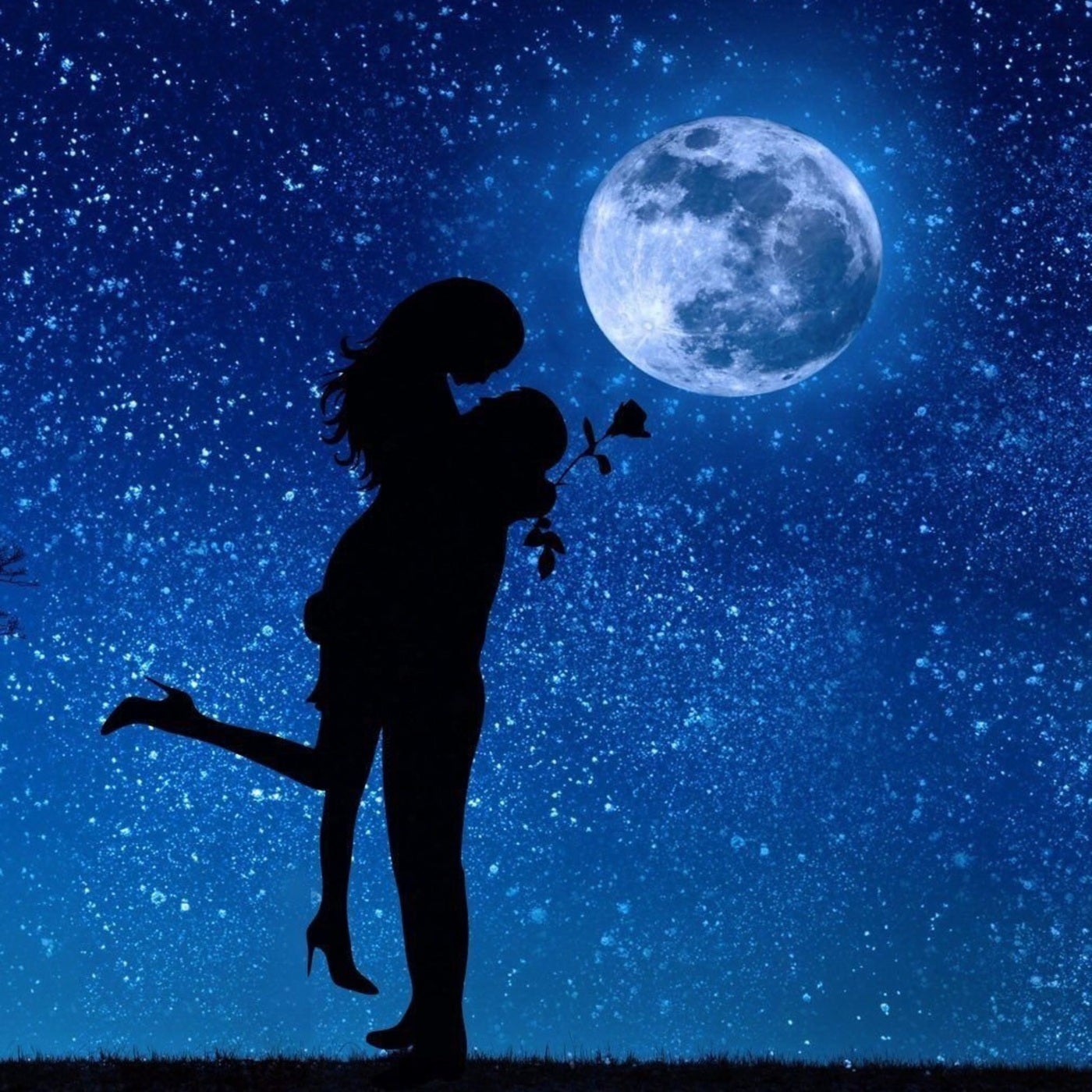 Девочка луна танцуй. Влюбленные ночью. Силуэт на фоне Луны. Влюбленные под луной. Влюбленные на фоне Луны.