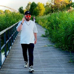 Kick Back August Chart