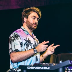 Oliver Heldens 'NEVER LOOK BACK' chart