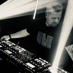 Feel The Heat - Charts - June 2025