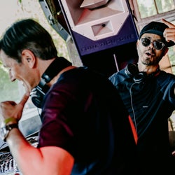 HOUSEQUAKE KEEPS ON RISING CHART