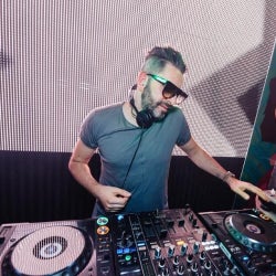 DARIUS SYROSSIAN - MOXY CHART