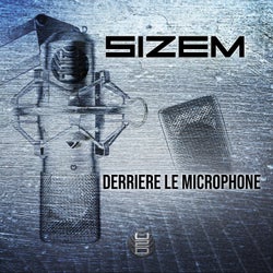 Derrière le microphone