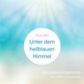 Unter dem hellblauen Himmel
